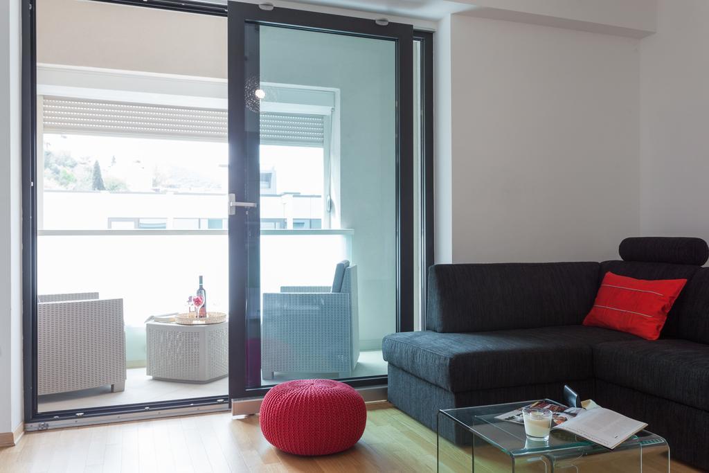 Navigatio With Parking Apartment